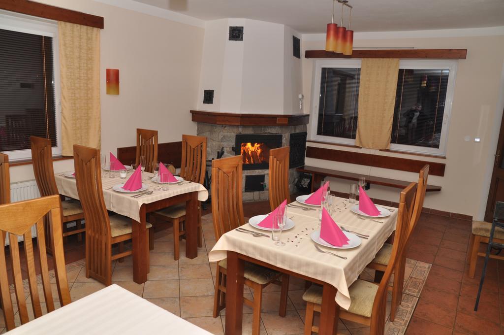 Pension & Restaurant Silma With Wellness Rychvald Exteriör bild