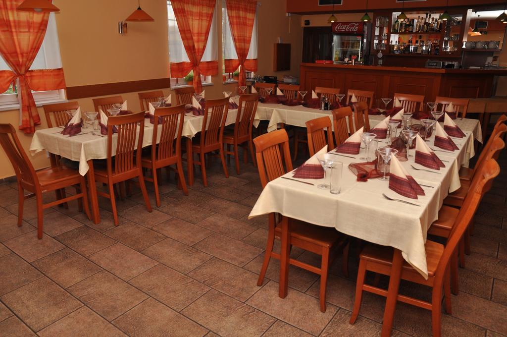 Pension & Restaurant Silma With Wellness Rychvald Exteriör bild