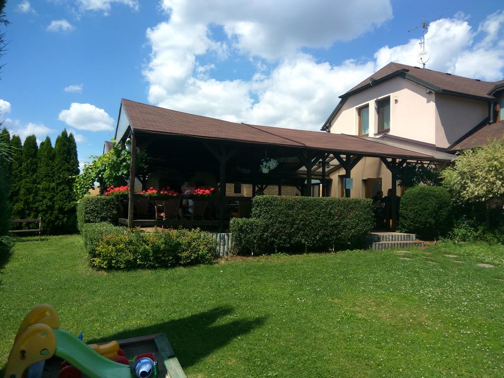 Pension & Restaurant Silma With Wellness Rychvald Exteriör bild